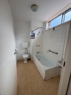 Perfectly Positioned One Bedroom Apartment! - Photo 1