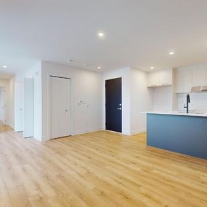 3½ à louer à Laval | Dernier étage| Stationnement | Internet | Ascenseur|Occupation immédiate - Photo 2