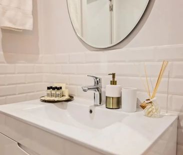 Carrer del Rosselló, Barcelona, Catalonia 08008 - Photo 4