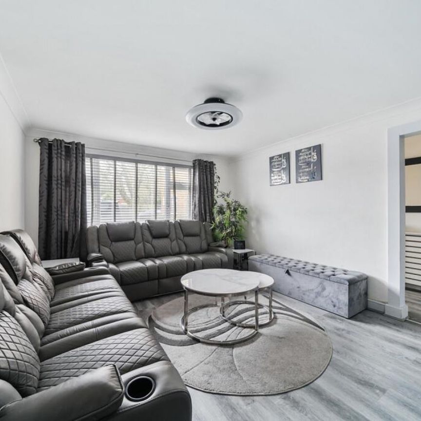 2 bedroom Flat To Let - Photo 1