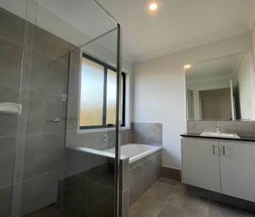 Modern 4-Bedroom Home in Park Ridge! - Photo 5