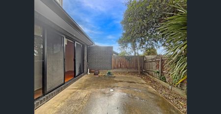 Stylish 2-Bedroom Townhouse in a Prime Oak Park Pocket - Photo 3