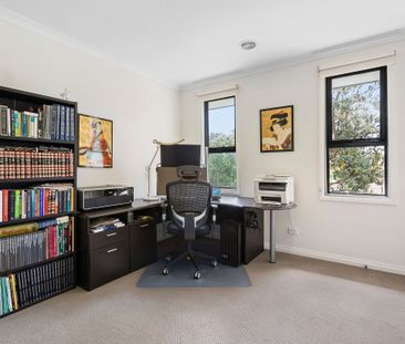 Stylish & Spacious Townhouse in the Frankston High School Zone - Photo 3