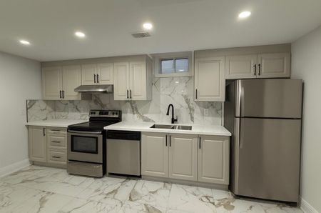 For Lease - 5582 Meadowcrest Avenue, Mississauga, Ontario - Photo 2