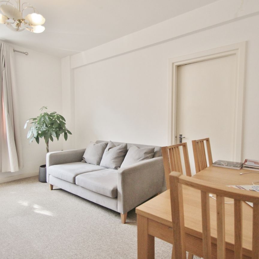 Latymer Court, Hammersmith Road, Hammersmith, London, W6 - Photo 1
