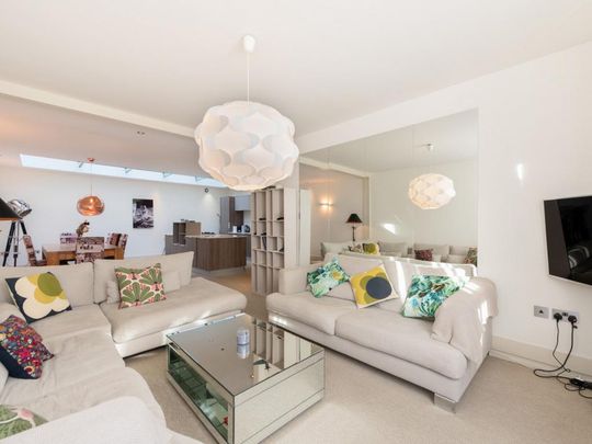 3 bedroom mews to rent - Photo 1