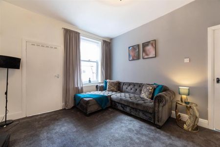 3 bedroom flat to rent - Photo 3