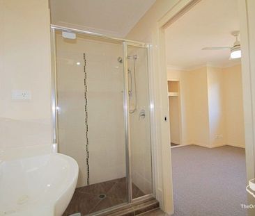 Ducted AC 3 bedroom townhouse - Photo 6