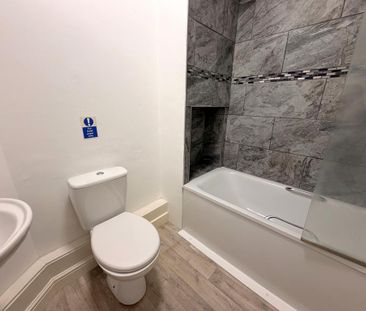 2 bedroom ground floor flat to rent - Photo 2