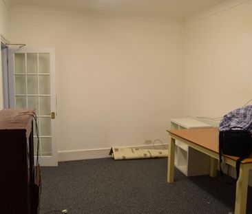 Three bedroom house close to ilford station - 2500 pcm - Photo 6