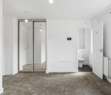 3 bedroom end of terrace house to rent - Photo 2