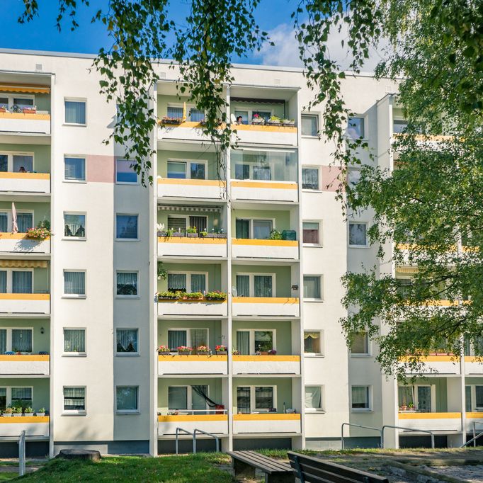 4-Raum-Wohnung mit Balkon und den Spielplatz im Wohnumfeld - Foto 1