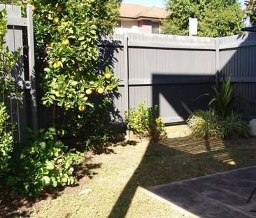 Modern 3-Bedroom Townhouse in Sought-After Mornington Estate - Photo 6