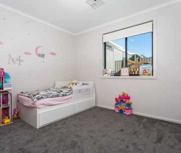 Stylish, Easy-Care Family Home! - Photo 4