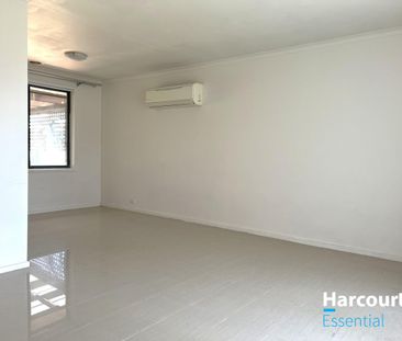 Home close to shops, schools and public transport - Photo 4