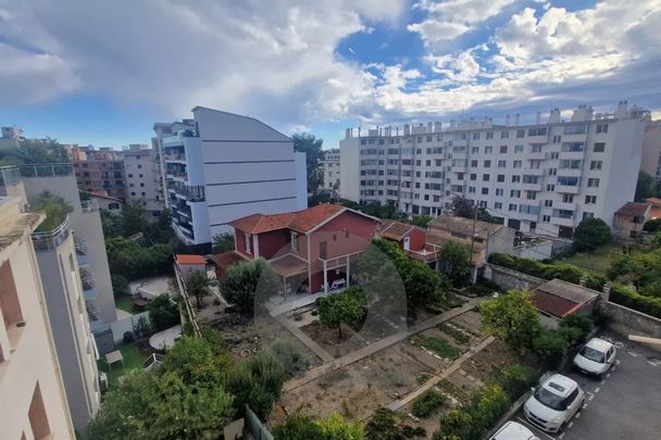 Location 3 pièces MEUBLÉ – Dernier étage – Vue dégagée - Photo 1