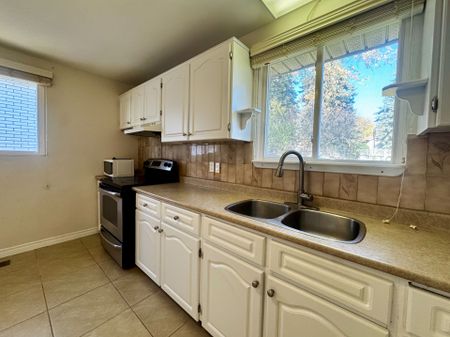 For Lease - 135 Luxury Avenue Unit# Main, Bradford West Gwillimbury, Ontario - Photo 5