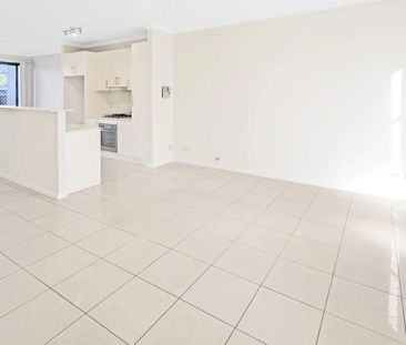 Beautifully presented 2 Bed + Study Townhouse in Prime Toongabbie l... - Photo 2