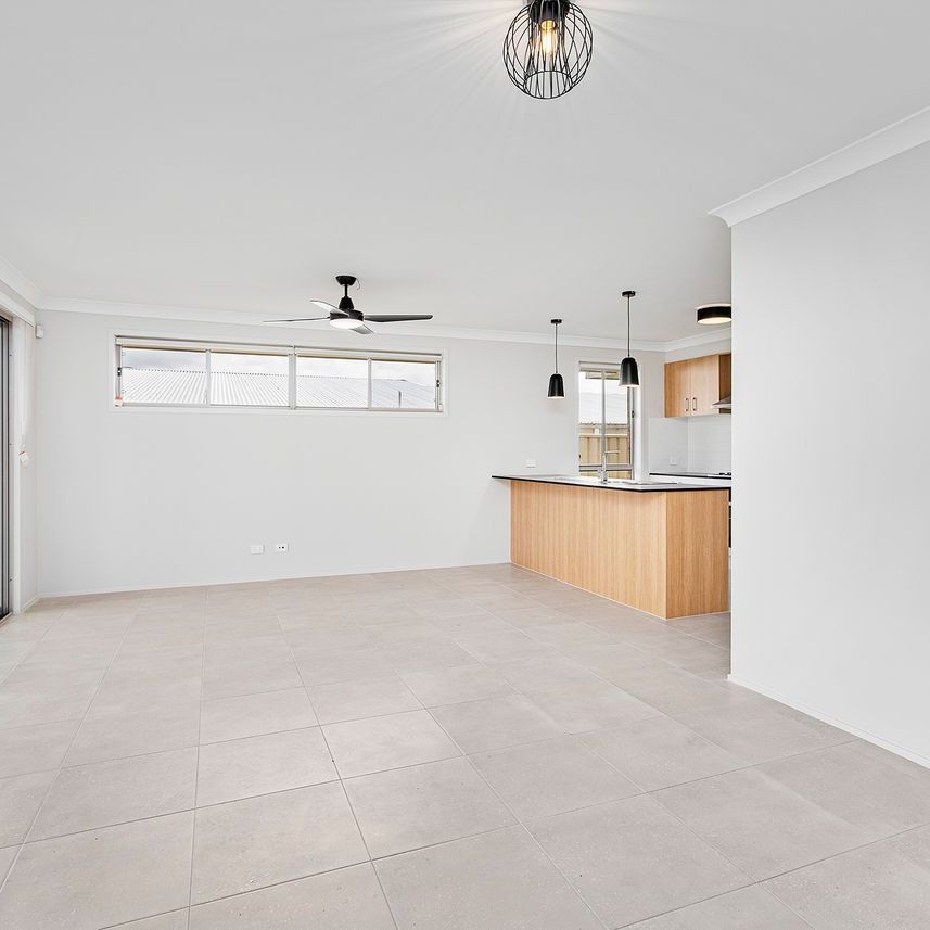 MODERN 4 BEDROOM FAMILY HOME - Photo 1