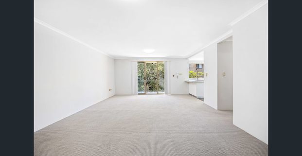 Freshly presented three bedroom apartment - Photo 1