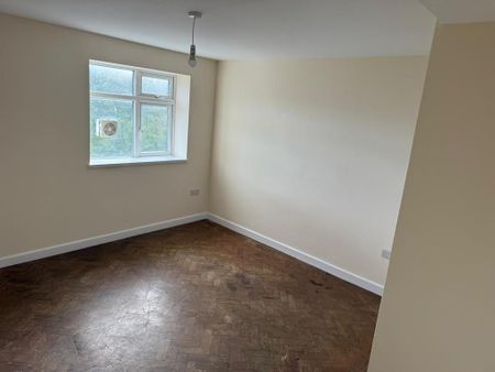 3 bedroom flat to rent - Photo 2