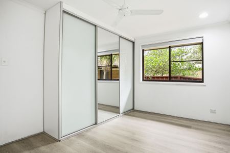 THREE BEDROOM HOME - ONE WEEKS FREE RENT IF LEASED PRIOR TO XMAS BREAK!! - Photo 3