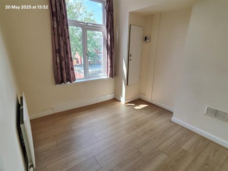 3-Bed Terraced House To Let on Lauderdale Street, Preston - Photo 2