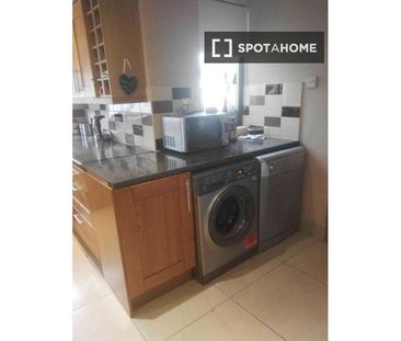 Room in shared 4-bedroom flat for rent in Drumfinn, Dublin - Photo 4