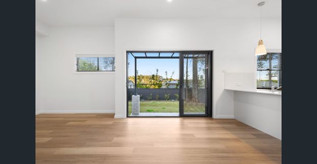 Spacious three-bedroom, two-bathroom townhouse overlooking reserve - Photo 1