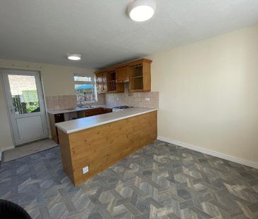 2 bedroom end of terrace house to rent - Photo 4