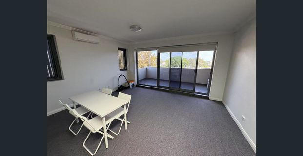 🏡 Luxury 3-Bedroom Apartment in Mascot | Prime Location, Modern Comfort, All-Inclusive Water! Available From 26/11/2025 To 05/02/2026. - Photo 1