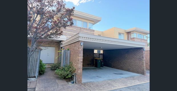 Well-Maintained & Fully Furnished Family Townhouse in the Heart of Box Hill South - Photo 1