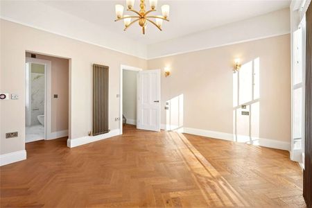A five bedroom Georgian house totally refurbished throughout and presented in immaculate condition. - Photo 2