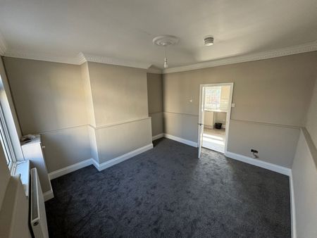 Newly Renovated 2-Bed Terrace in Hoyland – Perfect for Long-Term Let! - Photo 4