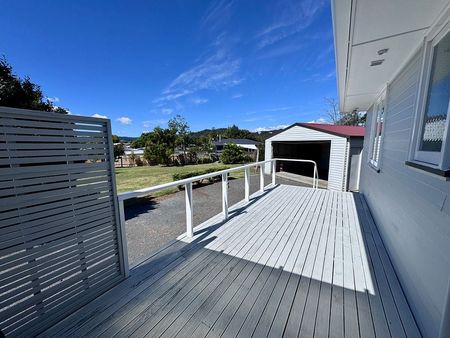 Newly renovated home in quiet neighbourhood - Photo 2