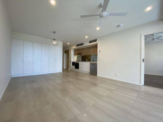 Stunning Waterfront Living in Anchorage Apartments – Hope Island - Photo 1