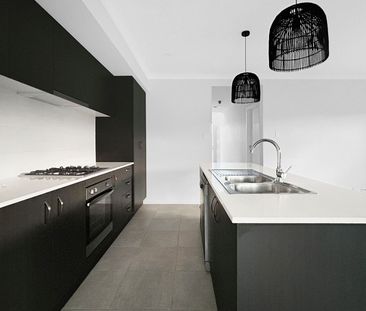 Modern 4 bedroom home - Photo 6