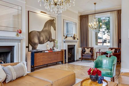A Five-Bedroom Stucco House on Kensington Gate - Photo 3