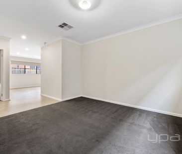 4 BEDROOM FAMILY HOME - Photo 1