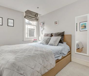 3 bedroom flat in London - Photo 2