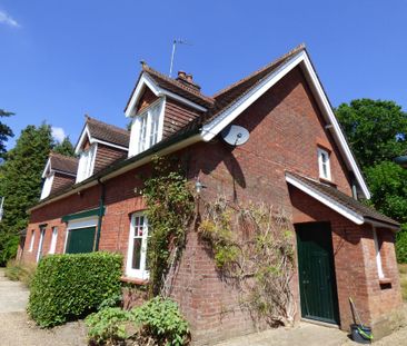 2 bedroom coach house to rent - Photo 1