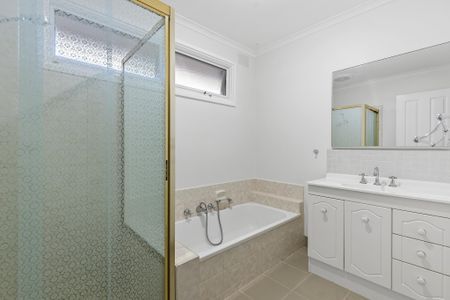 A low maintenance lifestyle brimming with convenience - Photo 4