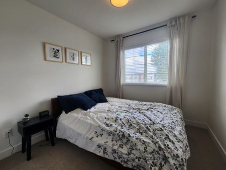 Beautiful Four Bedroom Townhouse in Aldergrove/Abbotsford with Parking - Photo 5