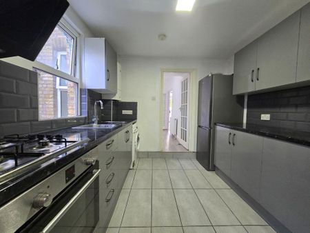 4 bedroom terraced house to rent - Photo 5