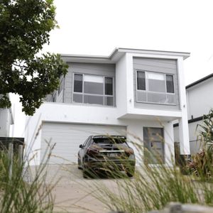 Modern stylish 4 bedrooms 3 bathrooms wonderful sized house with 2 car parking spaces situated in a quiet location （Unfurnished） - Photo 3