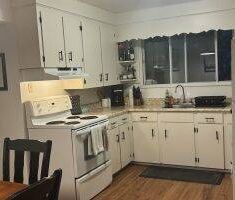 Frederick ~ Lovely 2 Bedroom main floor Flat in Fairview! - Photo 4