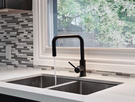 For Lease - 2098 Maplewood Drive, Burlington, Ontario - Photo 5