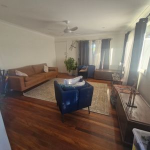 Logan Central - Photo 2