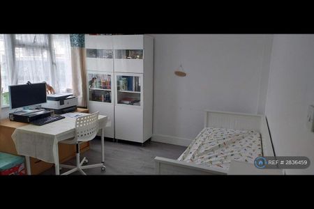 4 bedroom semi-detached house to rent - Photo 5