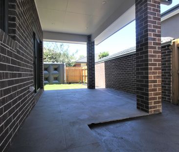 STUNNING TOWNHOUSE IN CHADSTONE - Photo 1